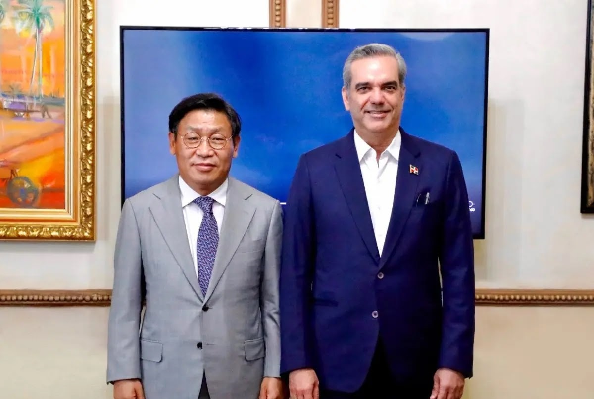 El presidente Abinader se reúne con el presidente de Samsung, JS Lee
